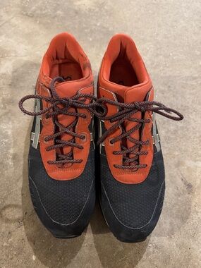 🦄🦄 ASICS Men's Black and Orange Retro-Style Sneakers